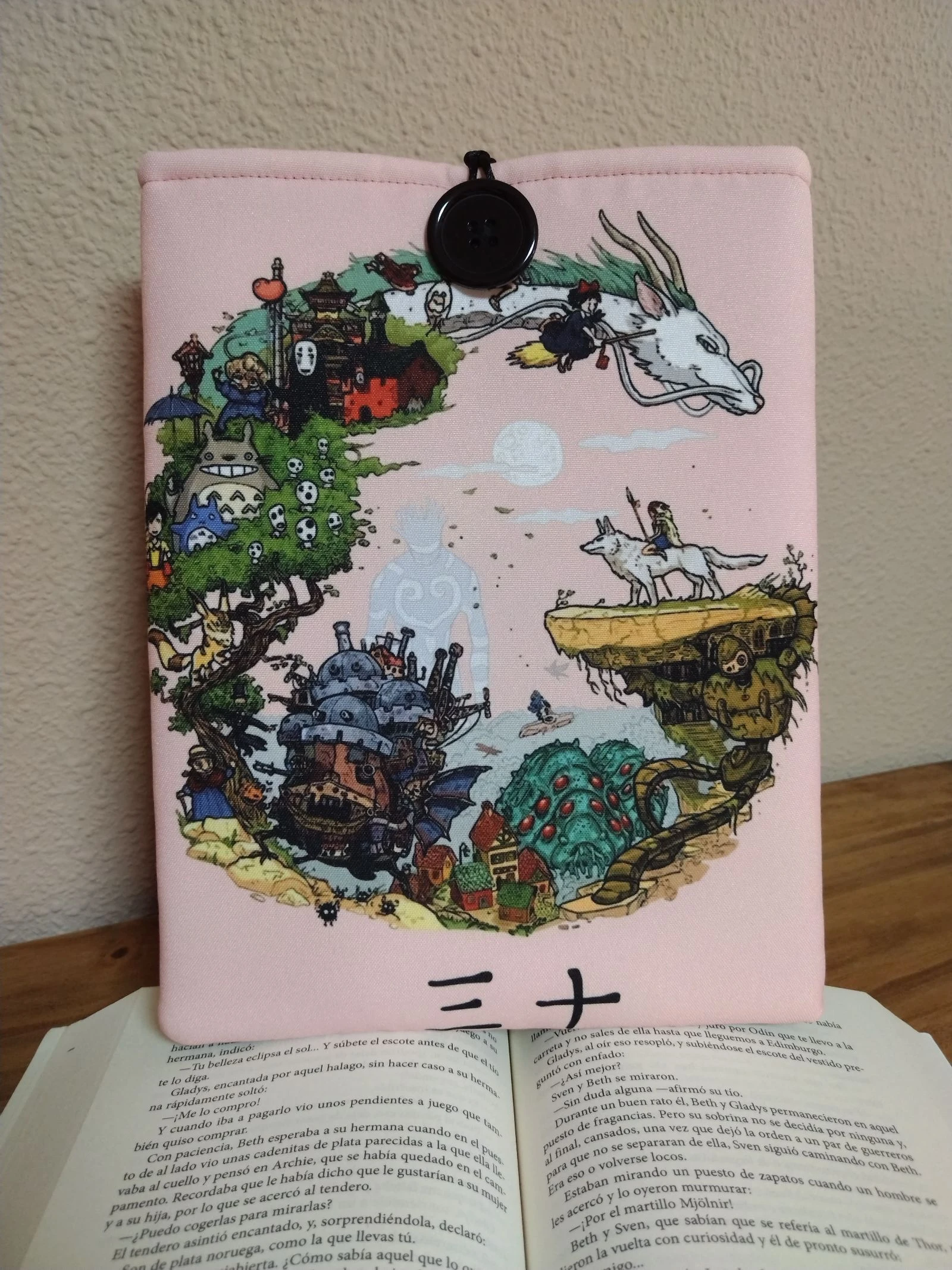 Funda literaria acolchada - diseño Studio Ghibli Rosa - Hecho a mano 